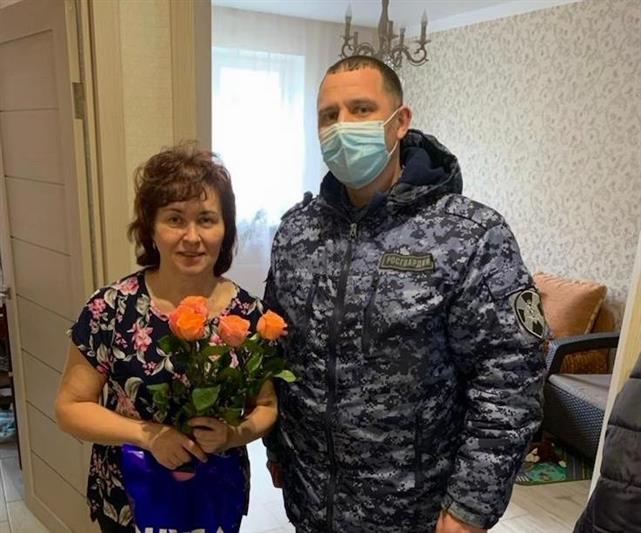 В Калининграде росгвардейцы поздравили прекрасных дам с Международным женским днем