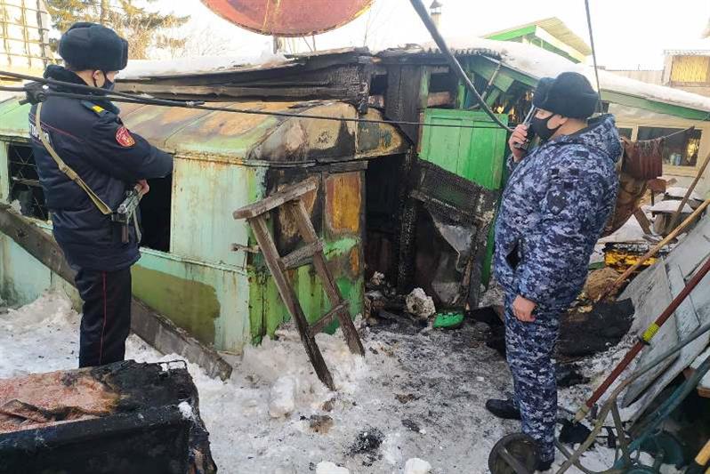 В Республике Бурятия росгвардейцы эвакуировали жильцов частного дома, рядом с которым загорелся автомобиль