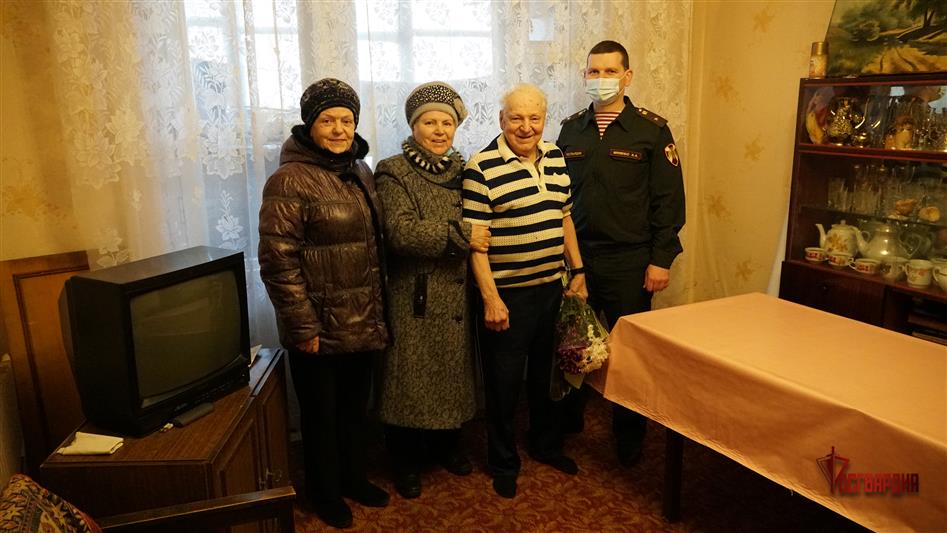 В Брянске росгвардейцы поздравили с 90-летием ветерана войск правопорядка 