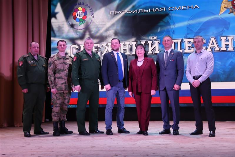 При поддержке Росгвардии в Магадане стартовала детская смена,посвященная 210-й годовщине создания войск правопорядка