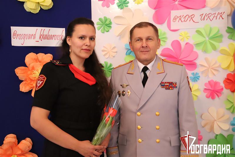 В Хабаровске росгвардейцы поздравили женщин-коллег с наступающим праздником 8 марта