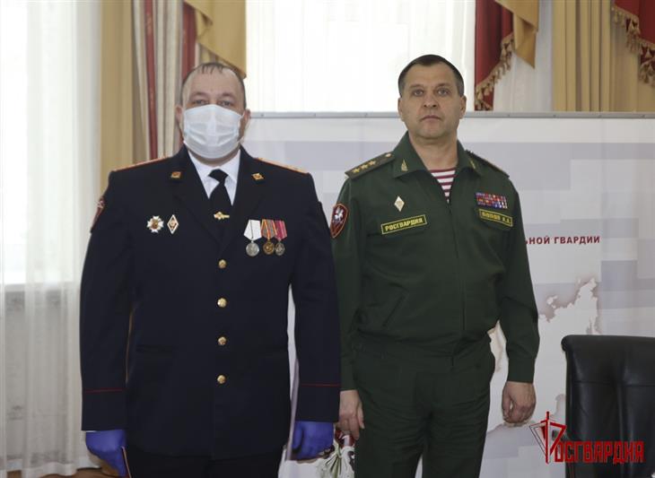 Командующий Уральским округом Росгвардии вручил государственную награду сотруднику, спасшему женщину и четырех детей из огня