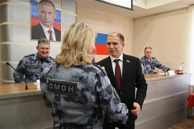 Депутат Государственной думы посетил петербургский ОМОН и поздравил сотрудников с наступающими профессиональными праздниками (видео)