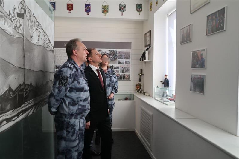 Депутат Государственной думы посетил петербургский ОМОН и поздравил сотрудников с наступающими профессиональными праздниками (видео)