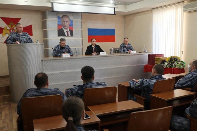 Депутат Государственной думы посетил петербургский ОМОН и поздравил сотрудников с наступающими профессиональными праздниками (видео)