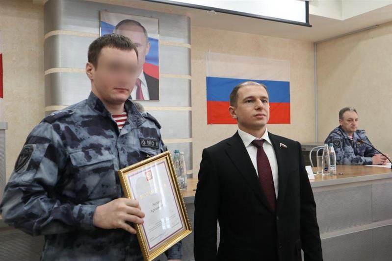 Депутат Государственной думы посетил петербургский ОМОН и поздравил сотрудников с наступающими профессиональными праздниками (видео)