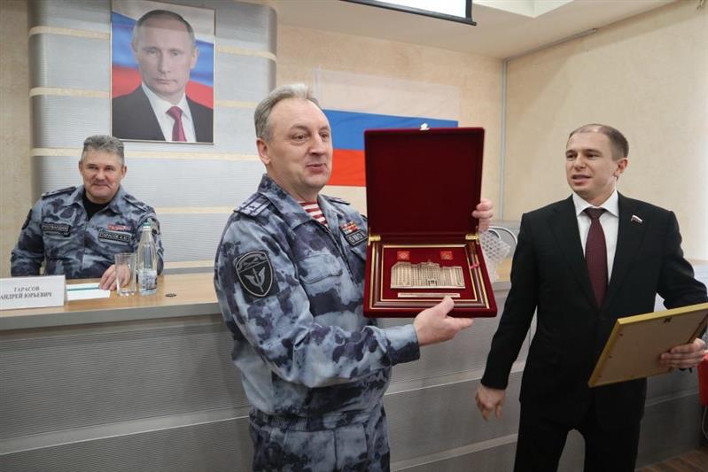 Депутат Государственной думы посетил петербургский ОМОН и поздравил сотрудников с наступающими профессиональными праздниками (видео)