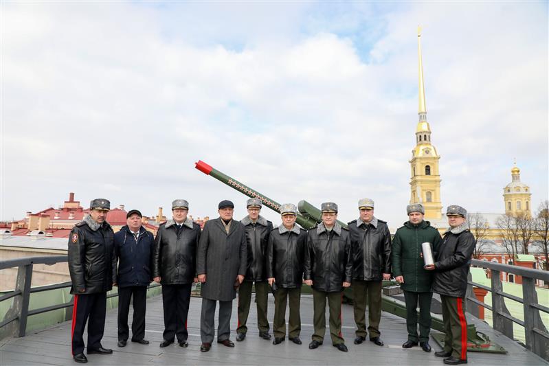 Полуденный выстрел пушки Петропавловской крепости -  в честь 5-летнего юбилея Росгвардии