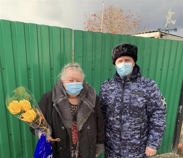 В Калининграде росгвардейцы поздравили прекрасных дам с Международным женским днем