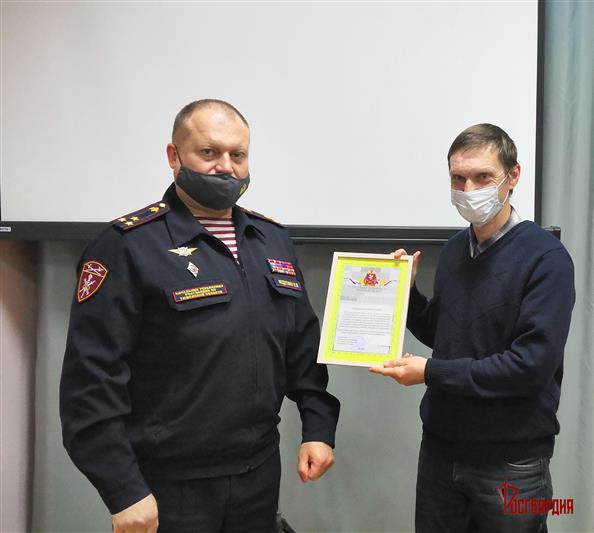 В Тюмени начальник областного управления Росгвардии поблагодарил представителей региональных СМИ за сотрудничество (видео)