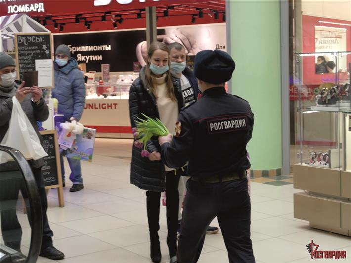 Росгвардия Томской области живым концертом поздравила прекрасную половину города (фото, видео)