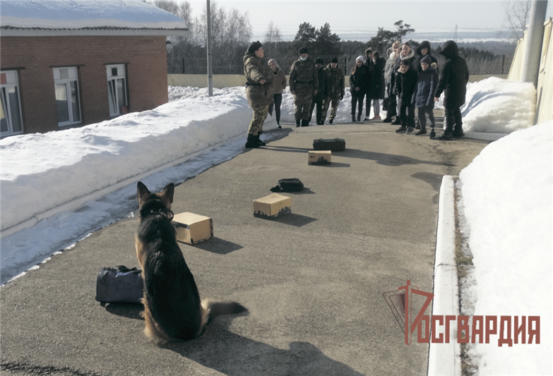 Воспитанники детского дома побывали на экскурсии в воинской части Росгвардии города Железногорска
