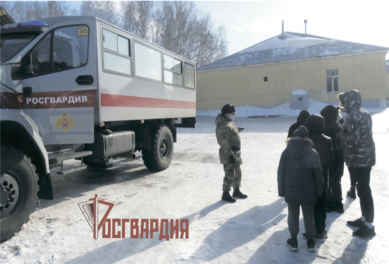 Воспитанники детского дома побывали на экскурсии в воинской части Росгвардии города Железногорска