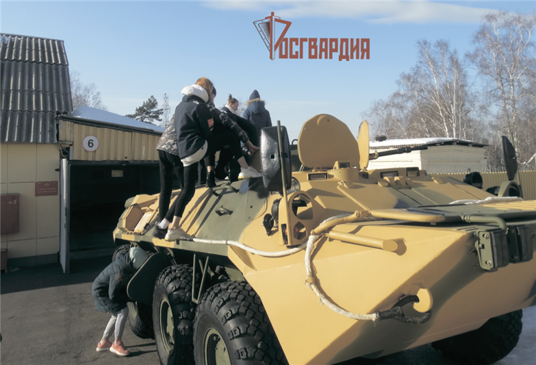 Воспитанники детского дома побывали на экскурсии в воинской части Росгвардии города Железногорска