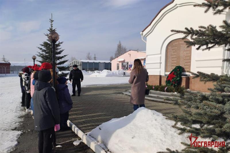 Сотрудники свердловского ОМОН в рамках всероссийской акции «Дни Росгвардии» провели экскурсию для юных патриотов