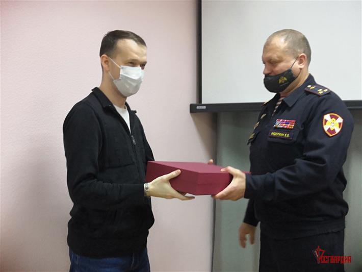 В Тюмени начальник областного управления Росгвардии поблагодарил представителей региональных СМИ за сотрудничество (видео)