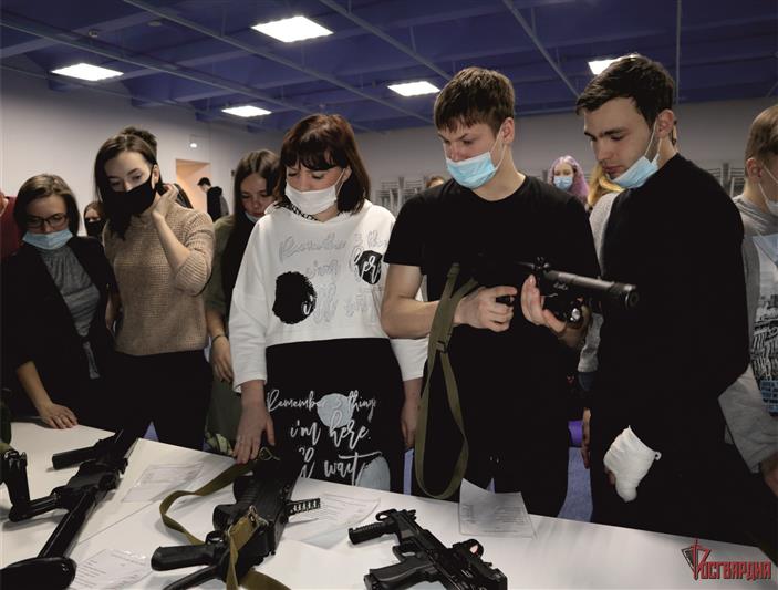 В Томске студенты педагогического колледжа познакомились со спецподразделением Росгвардии 