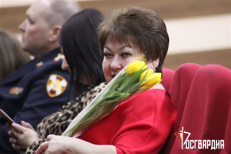 В Хабаровске росгвардейцы поздравили женщин-коллег с наступающим праздником 8 марта