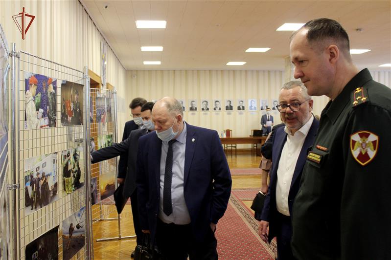 В Новосибирске открылась фотовыставка «Росгвардия. Всегда на страже»