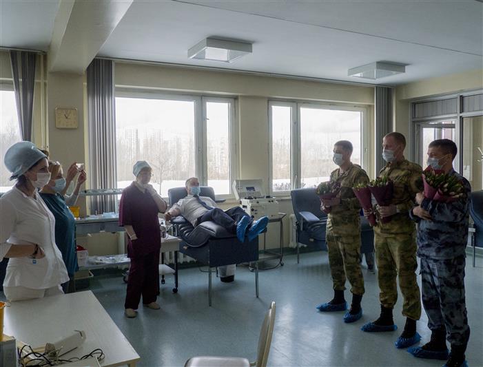 Столичные росгвардейцы поздравили врачей Центра сердечно-сосудистой хирургии имени А.Н. Бакулева с 8 Марта (видео)