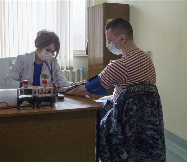 Столичные росгвардейцы поздравили врачей Центра сердечно-сосудистой хирургии имени А.Н. Бакулева с 8 Марта (видео)