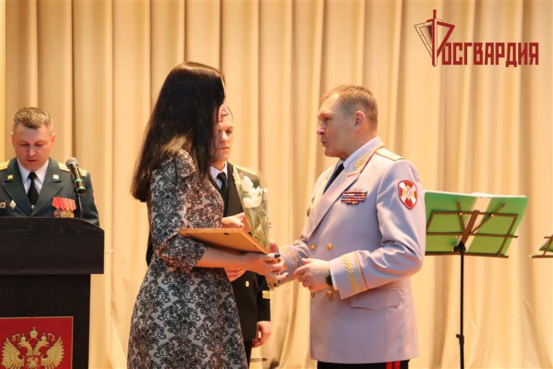В Хабаровске росгвардейцы поздравили женщин-коллег с наступающим праздником 8 марта