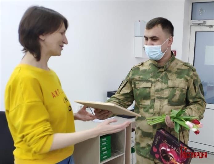 В Тюмени начальник областного управления Росгвардии поблагодарил представителей региональных СМИ за сотрудничество (видео)