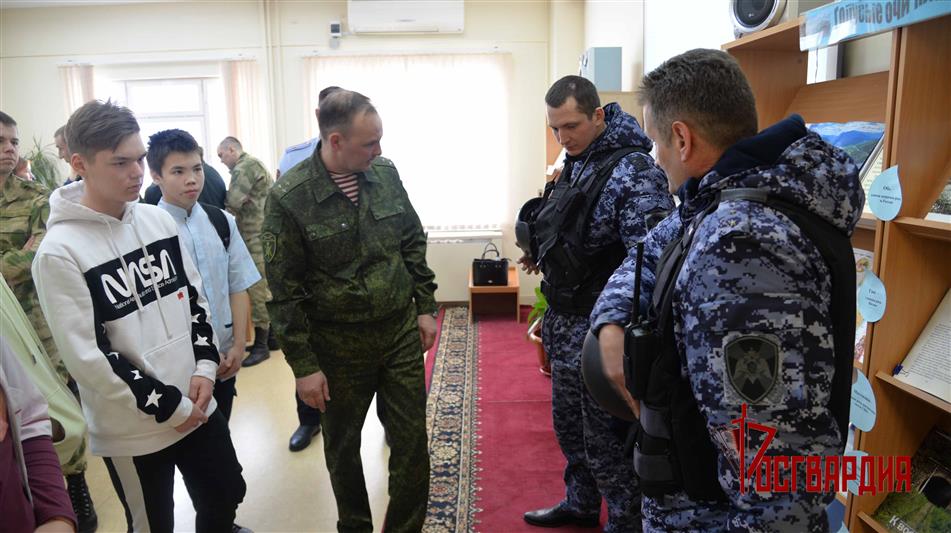 На Ямале росгвардейцы провели выездную презентацию ведомства для студентов ведущего учебного заведения  автономного округа (видео)