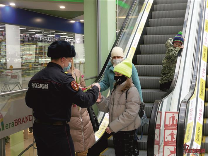 Росгвардия Томской области живым концертом поздравила прекрасную половину города (фото, видео)