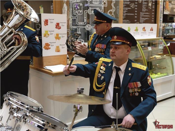 В преддверии 5-летия ведомства военный оркестр Управления Росгвардии по Томской области провел праздничный флешмоб