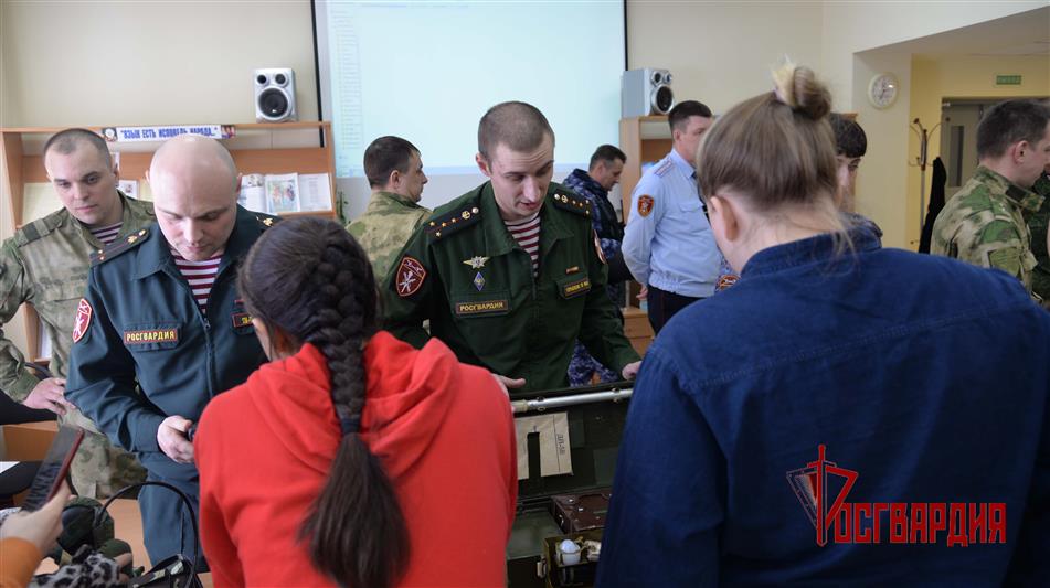 На Ямале росгвардейцы провели выездную презентацию ведомства для студентов ведущего учебного заведения  автономного округа (видео)