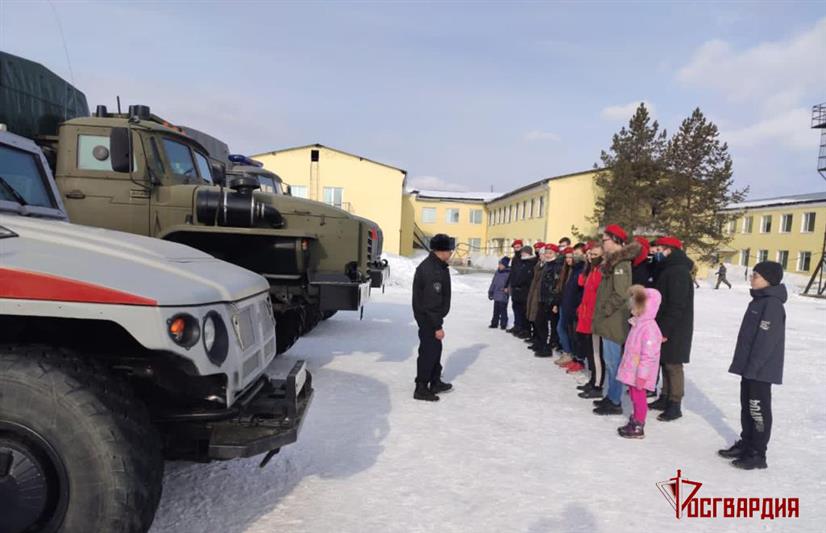 Сотрудники свердловского ОМОН в рамках всероссийской акции «Дни Росгвардии» провели экскурсию для юных патриотов