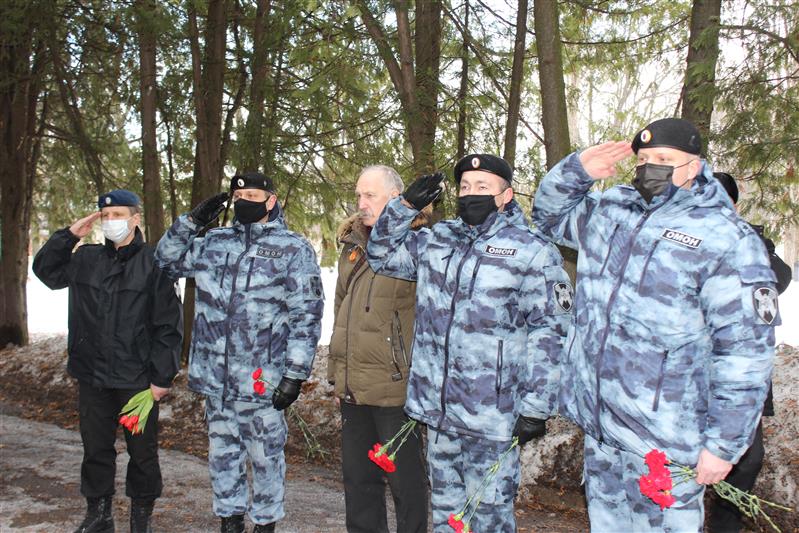 В Курске сотрудники Росгвардии почтили память Героя России Андрея Хмелевского 