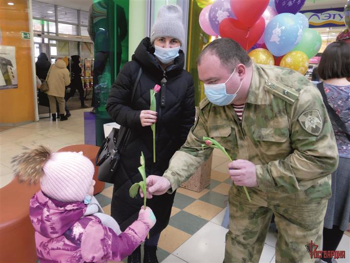 Росгвардия Томской области живым концертом поздравила прекрасную половину города (фото, видео)