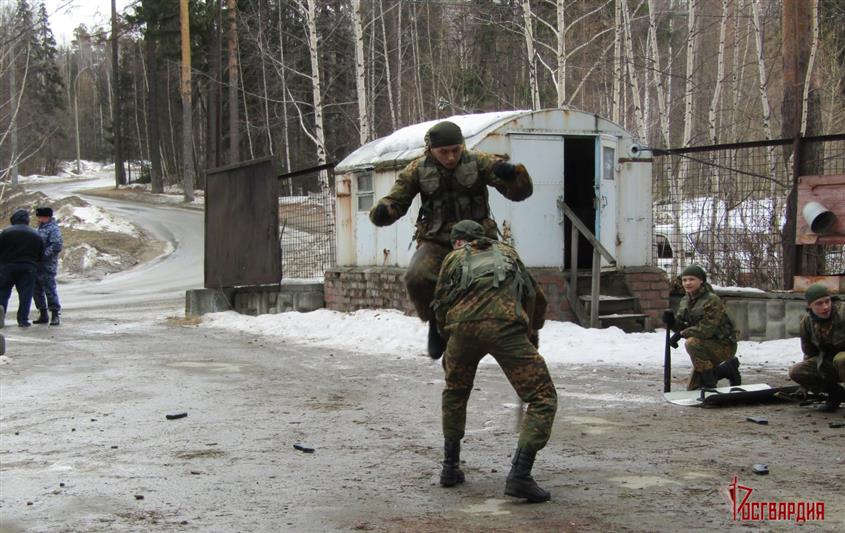 В Новоуральске в рамках проекта «Дни Росгвардии» активисты-волонтеры побывали на учении подразделения вневедомственной охраны