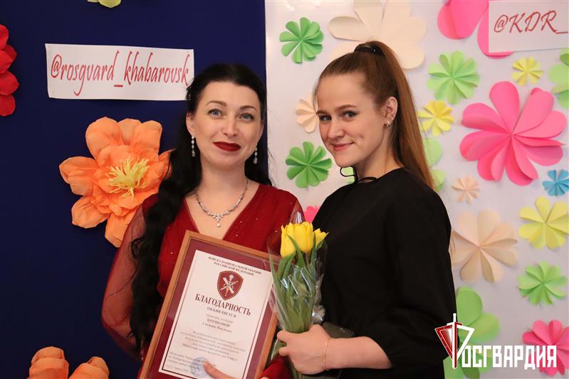 В Хабаровске росгвардейцы поздравили женщин-коллег с наступающим праздником 8 марта