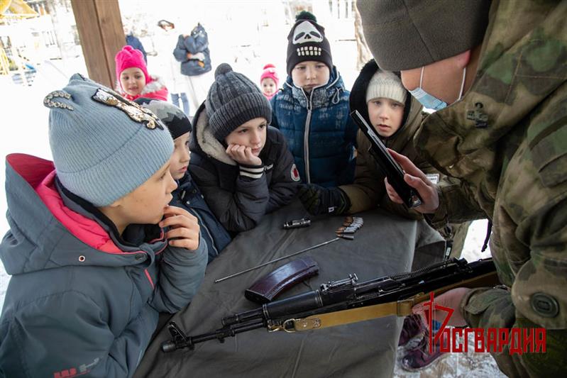 Военнослужащие калиновского полка навестили воспитанников подшефного социального центра «Отрада»