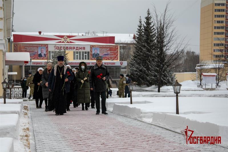 Командующий Уральским округом Росгвардии встретился с семьями погибших военнослужащих и сотрудников войск правопорядка