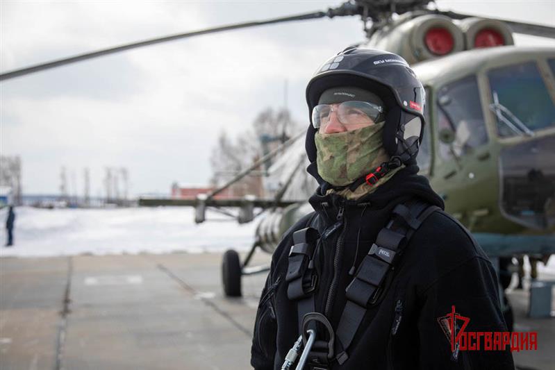 В Уральском округе Росгвардии проходит сбор с выпускающими при проведении беспарашютного десантирования из вертолета (видео)
