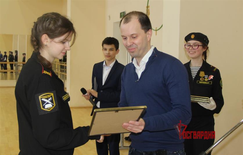 Кадеты и тюменские школьники поздравили своих наставников - росгвардейцев с юбилеями ведомства (видео)