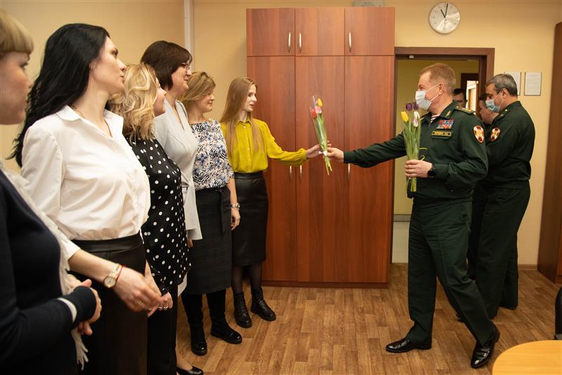 Командующий Приволжским округом Росгвардии поздравил военнослужащих-женщин и сотрудниц с Международным женским днем