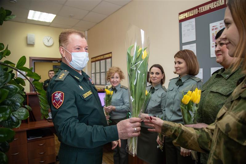 Командующий Приволжским округом Росгвардии поздравил военнослужащих-женщин и сотрудниц с Международным женским днем