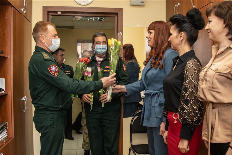 Командующий Приволжским округом Росгвардии поздравил военнослужащих-женщин и сотрудниц с Международным женским днем