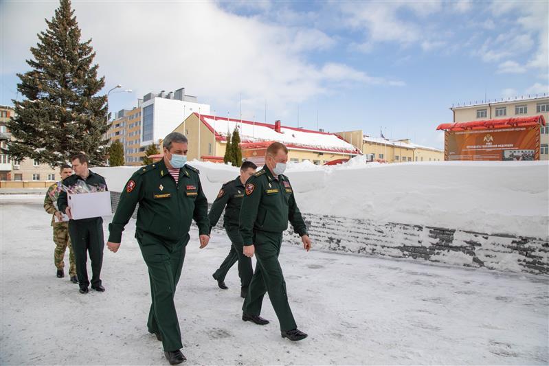 Командующий Приволжским округом Росгвардии поздравил военнослужащих-женщин и сотрудниц с Международным женским днем
