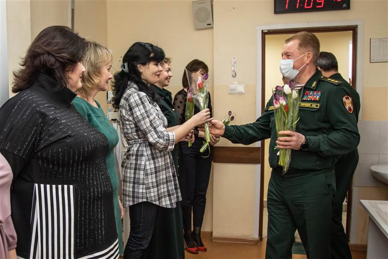 Командующий Приволжским округом Росгвардии поздравил военнослужащих-женщин и сотрудниц с Международным женским днем