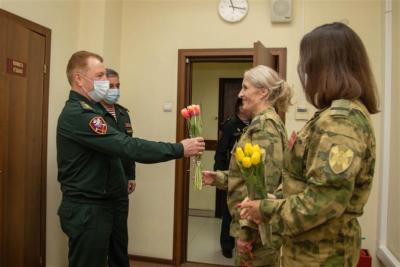 Командующий Приволжским округом Росгвардии поздравил военнослужащих-женщин и сотрудниц с Международным женским днем