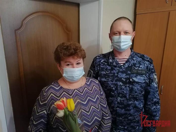 «Весенние комплименты от Росгвардии» дарят уралочкам представители ведомства накануне 8 марта