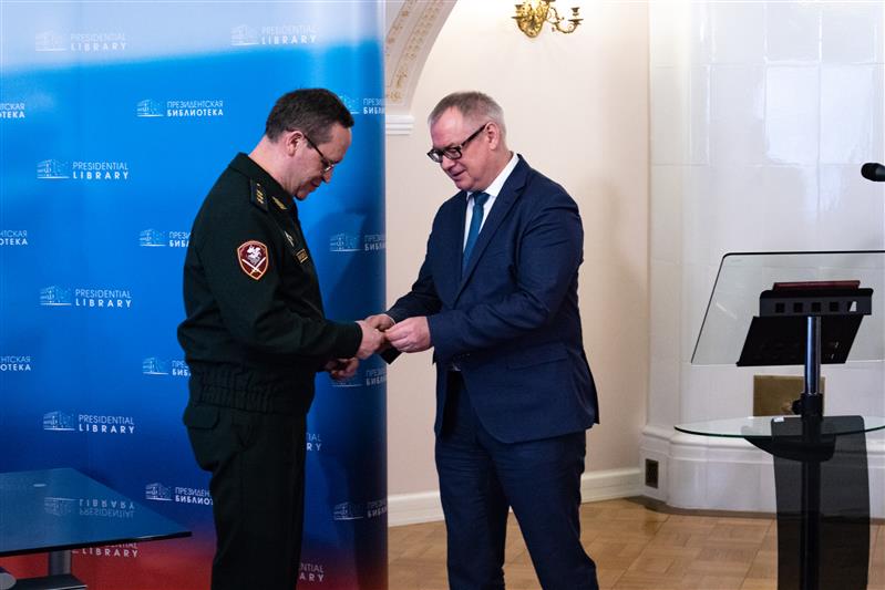 Командующий Северо-Западным округом Росгвардии подписал договор о сотрудничестве с Президентской библиотекой 