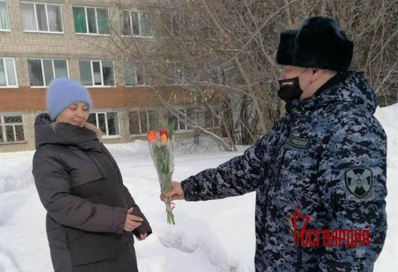 «Весенние комплименты от Росгвардии» дарят уралочкам представители ведомства накануне 8 марта 
