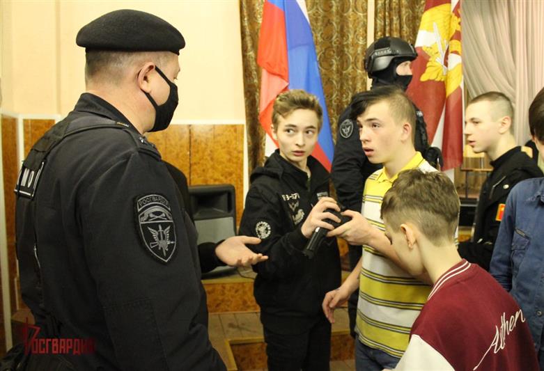 В Воронеже сотрудники Росгвардии провели праздничное мероприятие для воспитанников городского детского дома